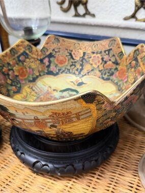 Decorative Floral Asian-Style Ceramic Bowl in Gold and Black